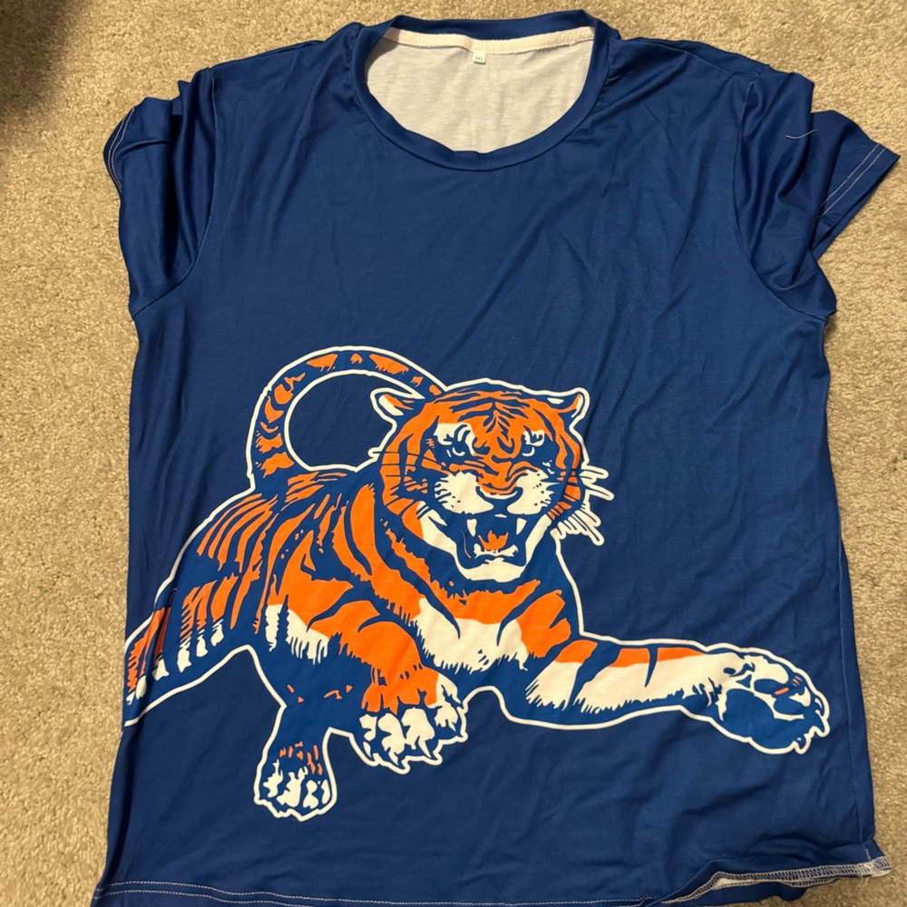Navy tiger shirt. Size 3XL—fits more like 2XL. Like new condition